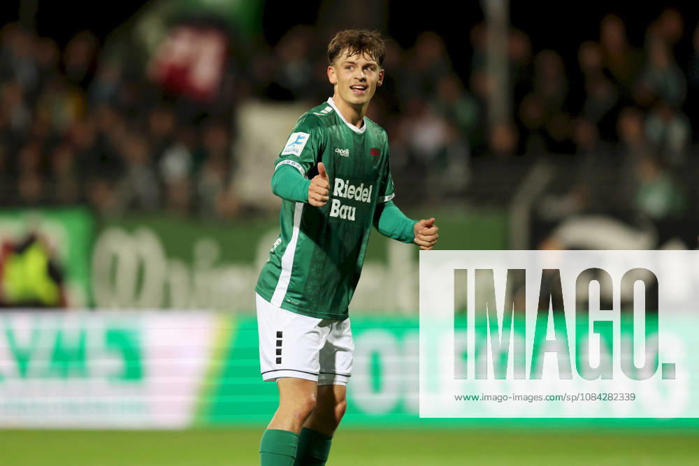 Herren, Fussball, Saison 2026 2027, Regionalliga Bayern, 13. Spieltag: 1. FC Schweinfurt 1905 - SC Eltersdorf Valentin Schmitt ( 11, 1. FC Schweinfurt 1905) gestikuliert, Arme, Hände, Daumen hoch Schweinfurt Sachs-Stadion Bayern Deutschland