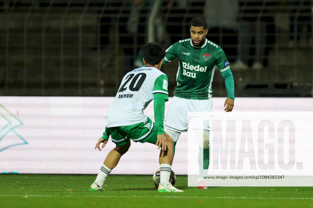 Herren, Fussball, Saison 2026 2027, Regionalliga Bayern, 13. Spieltag: 1. FC Schweinfurt 1905 - SC Eltersdorf Hiroki Akimoto ( 20, SC Eltersdorf) und Jason Prodanovic ( 17, 1. FC Schweinfurt 1905) Schweinfurt Sachs-Stadion Bayern Deutschland