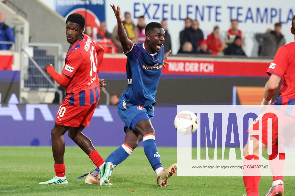 Fussball 2.Bundesliga, 1.FC Heidenheim - 1.FC Kaiserslautern v.l. Maxwell Gyamfi (1.FC Kaiserslautern) gibt Anweisungen, gestikuliert, mit den Armen gestikulieren gives instructions, gesticulate Heidenheim