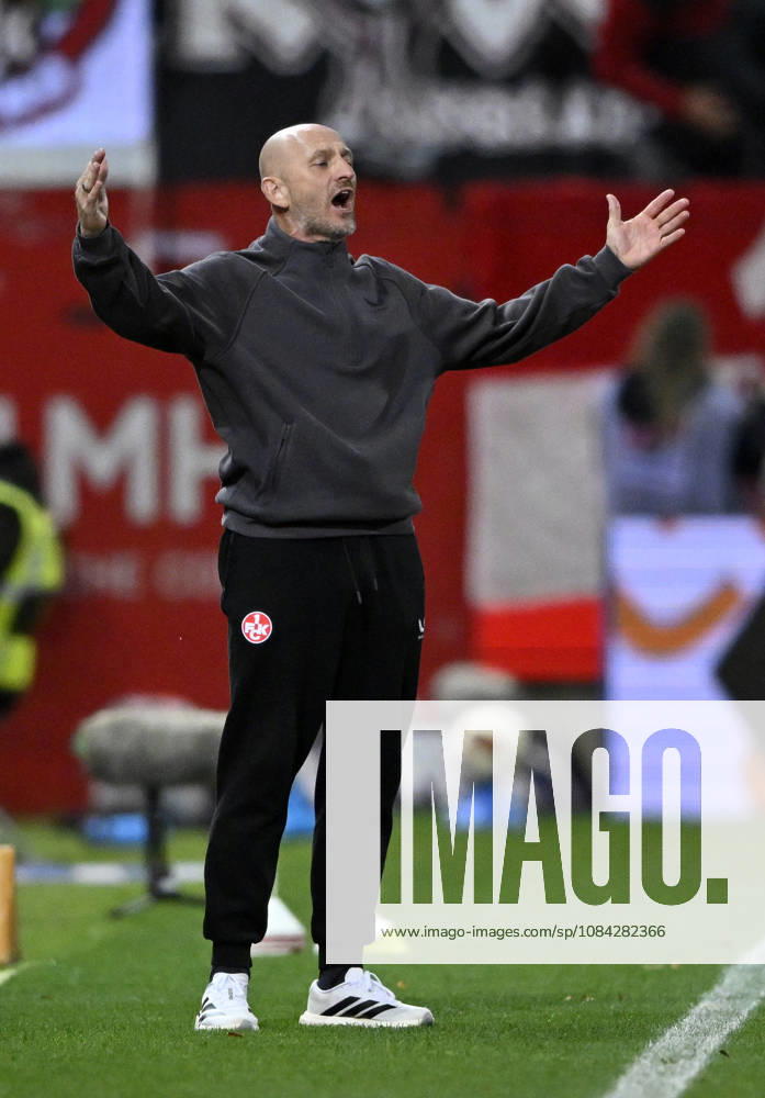 Trainer Torsten Lieberknecht 1. FC Kaiserslautern FCK Gestik Geste sauer 1. FC Heidenheim 1846 FCH vs 1. FC Kaiserslautern 09.10..2026 DFL REGULATIONS PROHIBIT ANY USE OF PHOTOGRAPHS AS IMAGE SEQUENCES AND OR QUASI-VIDEO 1. FC Heidenheim 1846 FCH vs 1. FC Kaiserslautern