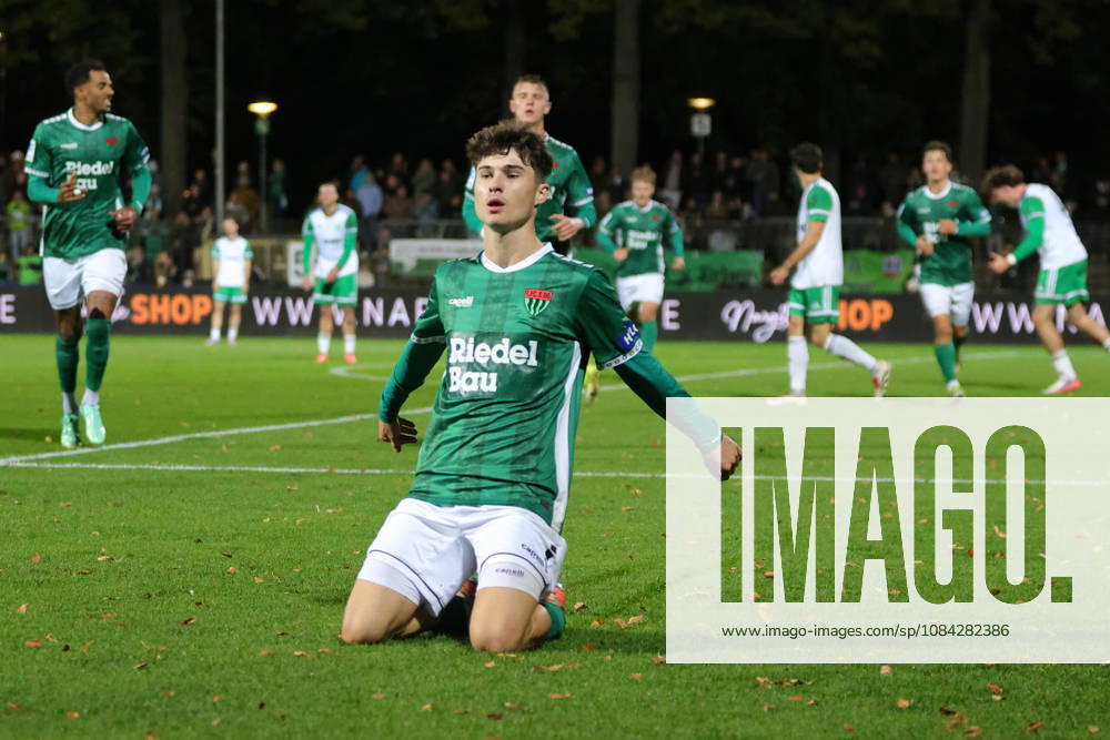 Fußball, Herren, Regionalliga Bayern, Saison 2026 2027, 13. Spieltag: FC Schweinfurt 05 - SC Eltersdorf Torschütze Lauris Bausenwein (FC Schweinfurt 05, 21) feiert seinen Treffer zum 1:1 Schweinfurt Riedel-Bau-Arena im Sachs-Stadio Bayern Unterfranken Deutschland