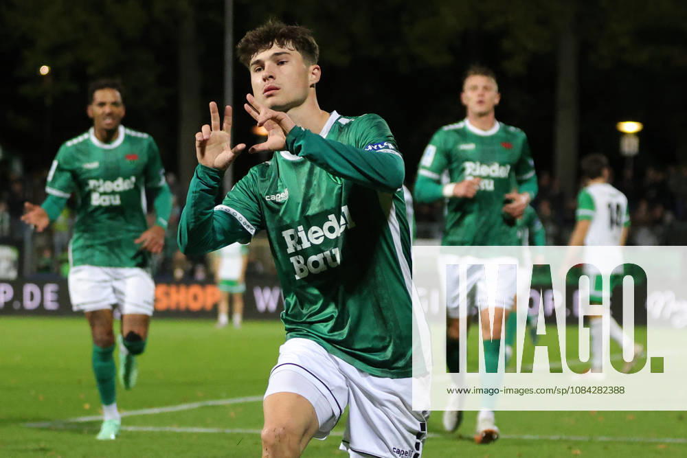 Fußball, Herren, Regionalliga Bayern, Saison 2026 2027, 13. Spieltag: FC Schweinfurt 05 - SC Eltersdorf Torschütze Lauris Bausenwein (FC Schweinfurt 05, 21) feiert seinen Treffer zum 1:1 Schweinfurt Riedel-Bau-Arena im Sachs-Stadio Bayern Unterfranken Deutschland