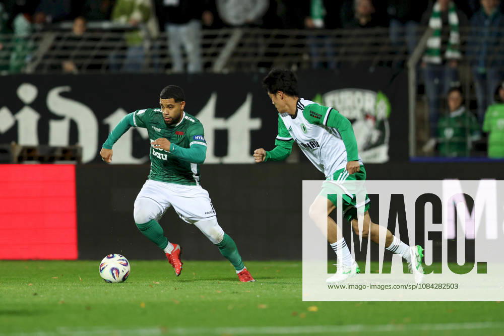 Herren, Fussball, Saison 2026 2027, Regionalliga Bayern, 13. Spieltag: 1. FC Schweinfurt 1905 - SC Eltersdorf Jason Prodanovic ( 17, 1. FC Schweinfurt 1905) und Hiroki Akimoto ( 20, SC Eltersdorf) Schweinfurt Sachs-Stadion Bayern Deutschland
