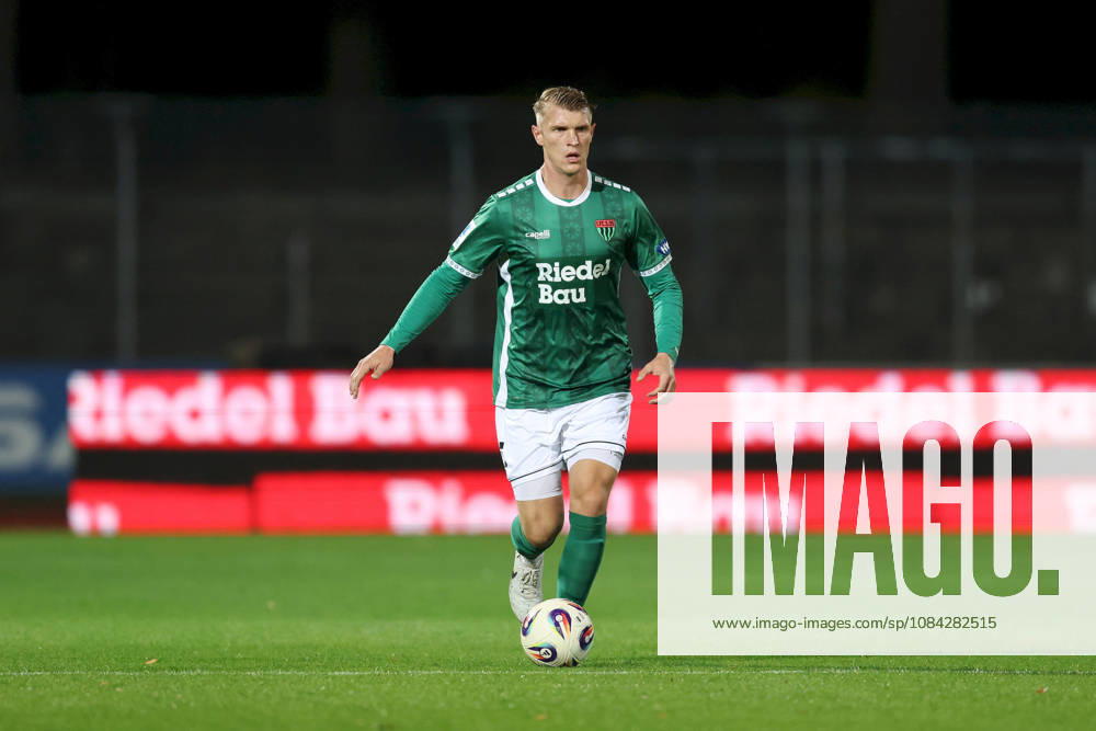 Herren, Fussball, Saison 2026 2027, Regionalliga Bayern, 13. Spieltag: 1. FC Schweinfurt 1905 - SC Eltersdorf Kevin Frisorger ( 4, 1. FC Schweinfurt 1905) im Ballbesitz Schweinfurt Sachs-Stadion Bayern Deutschland