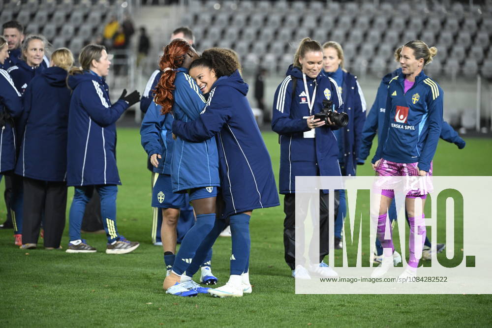 KAUNAS, LITAUEN 20261009 Sveriges Evelyn Ijeh och Felicia Schröder kramas om efter segern i fredagens fotbollsmatch, VM-playoff, mellan Litauen och Sverige pa Dariaus ir GirÃ no stadionas.