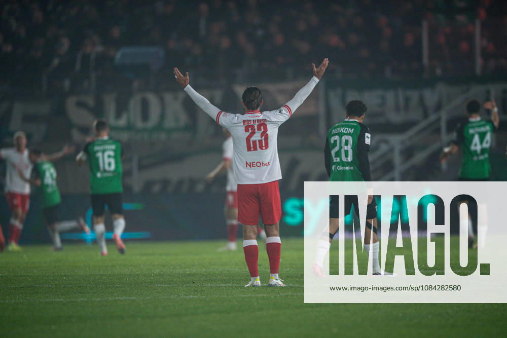 3. Liga, 8. Spieltag, SC Preußen Münster vs. Rot-Weiss Essen im LVM-Preußenstadion. Jose Enrique Rios Alonso (Essen) hebt die Hände hoch WICHTIGER HINWEIS: Gemäß den Vorgaben des DFB und der DFL ist es untersagt, in dem Stadion und oder vom Spiel angefertigte Fotoaufnahmen in Form von Sequenzbildern und oder videoähnlichen Fotostrecken zu verwerten bzw. verwerten zu lassen.