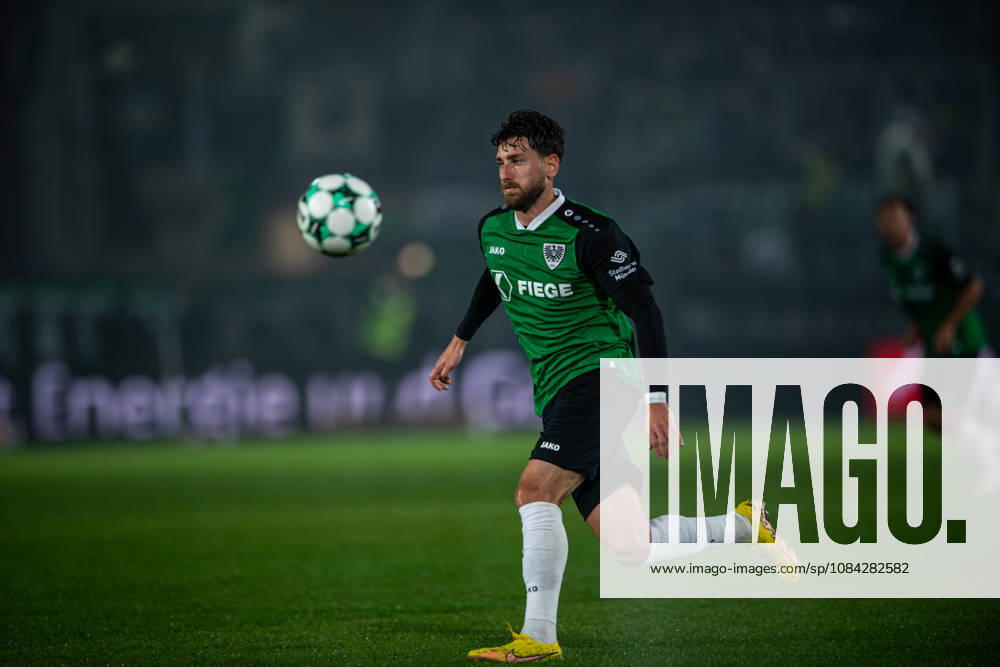 3. Liga, 8. Spieltag, SC Preußen Münster vs. Rot-Weiss Essen im LVM-Preußenstadion. Charalambos Makridis (Münster) am Ball WICHTIGER HINWEIS: Gemäß den Vorgaben des DFB und der DFL ist es untersagt, in dem Stadion und oder vom Spiel angefertigte Fotoaufnahmen in Form von Sequenzbildern und oder videoähnlichen Fotostrecken zu verwerten bzw. verwerten zu lassen.
