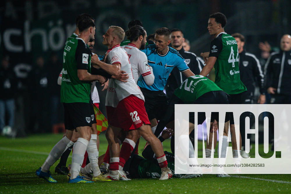 3. Liga, 8. Spieltag, SC Preußen Münster vs. Rot-Weiss Essen im LVM-Preußenstadion. Rudelbildung Münster und Essen WICHTIGER HINWEIS: Gemäß den Vorgaben des DFB und der DFL ist es untersagt, in dem Stadion und oder vom Spiel angefertigte Fotoaufnahmen in Form von Sequenzbildern und oder videoähnlichen Fotostrecken zu verwerten bzw. verwerten zu lassen.