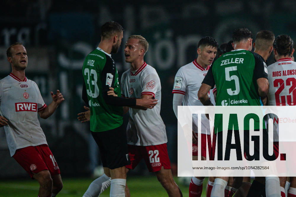 3. Liga, 8. Spieltag, SC Preußen Münster vs. Rot-Weiss Essen im LVM-Preußenstadion. Rudelbildung Münster und Essen Janne Sietan (Essen) gegen Felix Higl (Münster) WICHTIGER HINWEIS: Gemäß den Vorgaben des DFB und der DFL ist es untersagt, in dem Stadion und oder vom Spiel angefertigte Fotoaufnahmen in Form von Sequenzbildern und oder videoähnlichen Fotostrecken zu verwerten bzw. verwerten zu lassen.