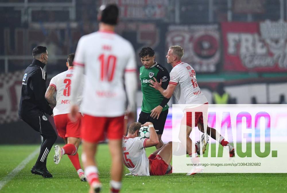 Fußball 3. Liga 8.Spieltag: Preußen Münster - Rot-Weiss Essen am 09.10.2026 im LVM-Preußenstadion in Münster Die Spieler liefern sich ein Handgemenge Deutschland Nordrhein Westfalen Münster