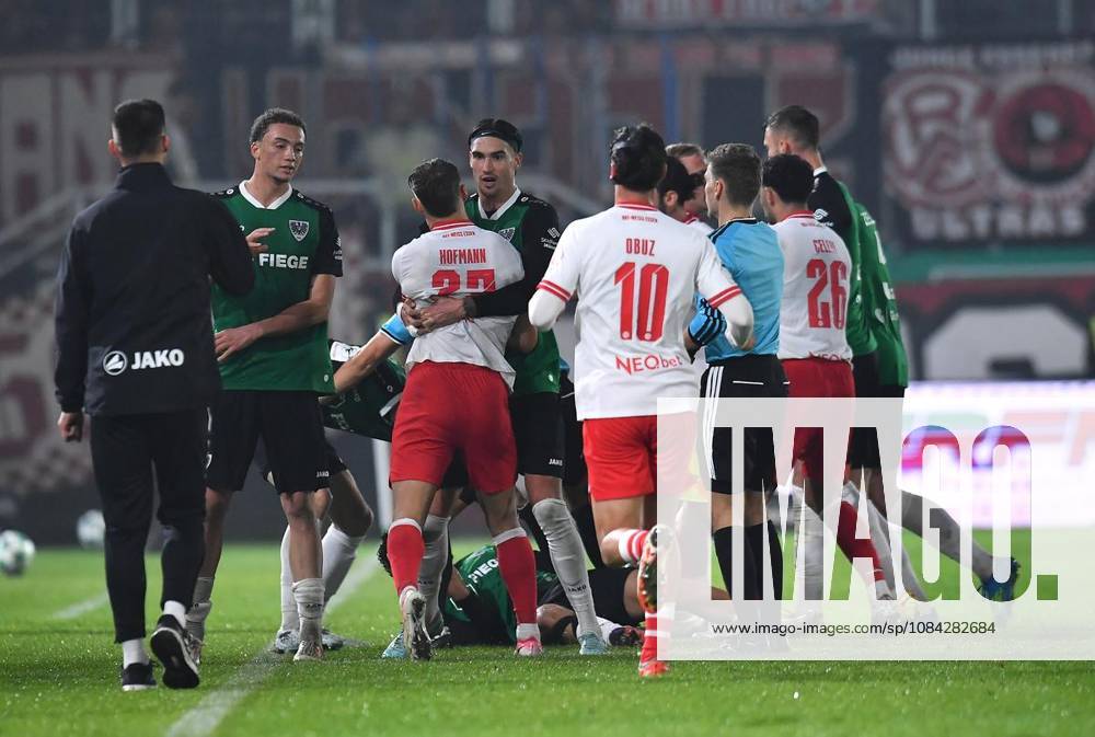 Fußball 3. Liga 8.Spieltag: Preußen Münster - Rot-Weiss Essen am 09.10.2026 im LVM-Preußenstadion in Münster Die Spieler liefern sich ein Handgemenge Deutschland Nordrhein Westfalen Münster