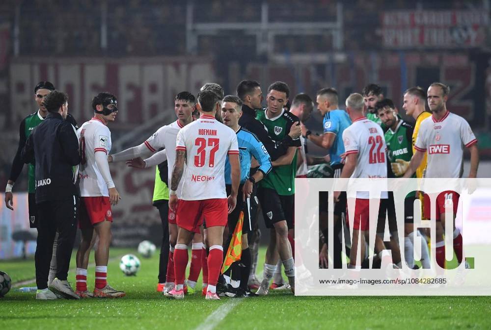 Fußball 3. Liga 8.Spieltag: Preußen Münster - Rot-Weiss Essen am 09.10.2026 im LVM-Preußenstadion in Münster Die Spieler liefern sich ein Handgemenge Deutschland Nordrhein Westfalen Münster