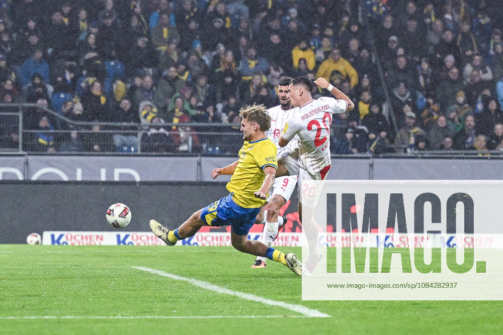 Fussball, 2. Bundesliga, Eintracht Braunschweig - Holstein Kiel, Torchance Adrian Kapralik (Holstein Kiel), Lukas Frenkert (Eintracht Braunschweig) xRHR-FOTO DEx