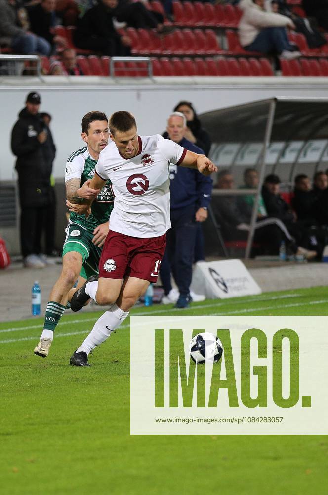 Offenbach am Main, Plutos Stadion am Bieberer Berg Regionalliga Südwest Saison 2026 2027 Kickers Offenbach (OFC) - FC 08 Homburg Phillipp Steinhart (Hommburg) gegen Benedikt von Hagen (17, OFC)