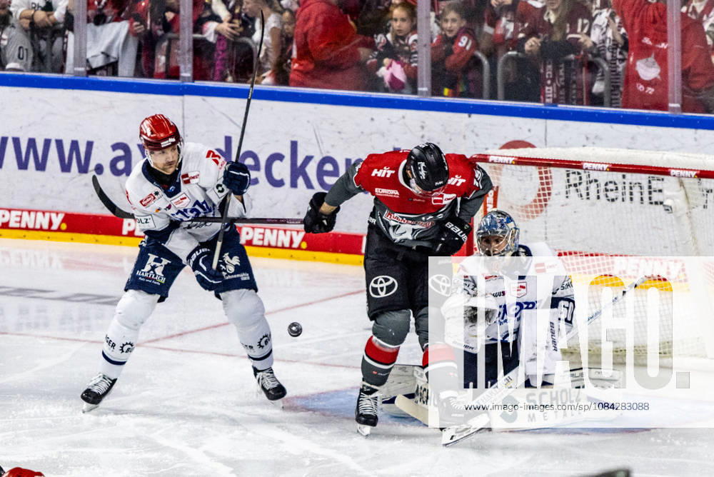 Joacim Eriksson (Schwenninger Wild Wings, 60) in Bedraengnis Koelner Haie vs. Schwenninger Wild Wings, Eishockey, Penny DEL, Spieltag 07, 2026 2027, 09.10.2026 Koelner Haie vs. Schwenninger Wild Wings, Eishockey, Penny DEL, Spieltag 07, 2026 2027, 09.10.2026 Koeln