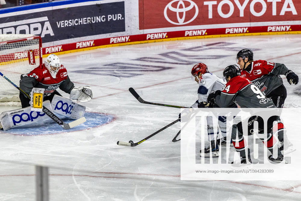 Robin Press (Koelner Haie, 94) und Jan Luca Sennhenn (Koelner Haie, 17) verteidigen vor dem Tor von Nico Wiens (Koelner Haie, 33) Koelner Haie vs. Schwenninger Wild Wings, Eishockey, Penny DEL, Spieltag 07, 2026 2027, 09.10.2026 Koelner Haie vs. Schwenninger Wild Wings, Eishockey, Penny DEL, Spieltag 07, 2026 2027, 09.10.2026 Koeln