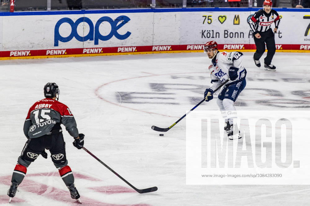 Thomas Schemitsch (Schwenninger Wild Wings, 62) vs Louis-Marc Aubry (Koelner Haie, 15) Koelner Haie vs. Schwenninger Wild Wings, Eishockey, Penny DEL, Spieltag 07, 2026 2027, 09.10.2026 Koelner Haie vs. Schwenninger Wild Wings, Eishockey, Penny DEL, Spieltag 07, 2026 2027, 09.10.2026 Koeln