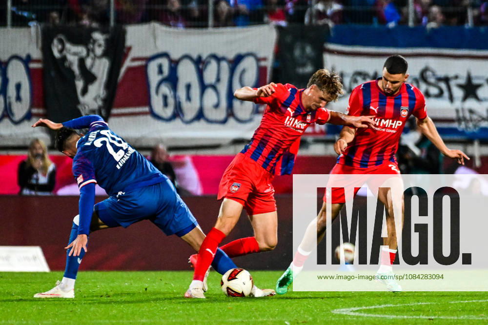 GER, Fussball, Herren, 2. Bundesliga, 7. Spieltag, 1. FC Heidenheim vs 1. FC Kaiserslautern Mergim Berisha (Kaiserslautern, 20), Jan Schöppner (Heidenheim, 3) Heidenheim Voith-Arena Baden-Württemberg Deutschland