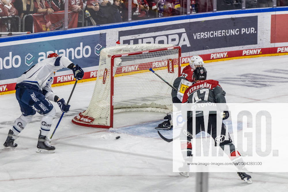 Veli-Matti Vittasmaki (Koelner Haie, 47), Nico Wiens (Koelner Haie, 33) vs Alexander Karachun (Schwenninger Wild Wings, 47) Koelner Haie vs. Schwenninger Wild Wings, Eishockey, Penny DEL, Spieltag 07, 2026 2027, 09.10.2026 Koelner Haie vs. Schwenninger Wild Wings, Eishockey, Penny DEL, Spieltag 07, 2026 2027, 09.10.2026 Koeln