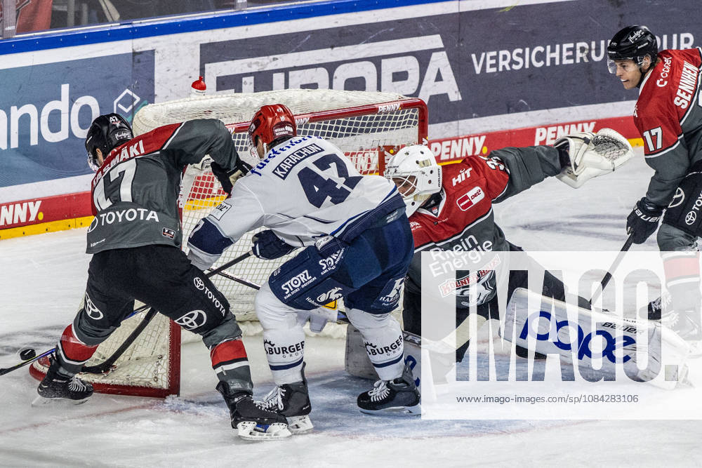 Alexander Karachun (Schwenninger Wild Wings, 47) vor den Tor von Nico Wiens (Koelner Haie, 33), Veli-Matti Vittasmaki (Koelner Haie, 47), Jan Luca Sennhenn (Koelner Haie, 17) Koelner Haie vs. Schwenninger Wild Wings, Eishockey, Penny DEL, Spieltag 07, 2026 2027, 09.10.2026 Koelner Haie vs. Schwenninger Wild Wings, Eishockey, Penny DEL, Spieltag 07, 2026 2027, 09.10.2026 Koeln