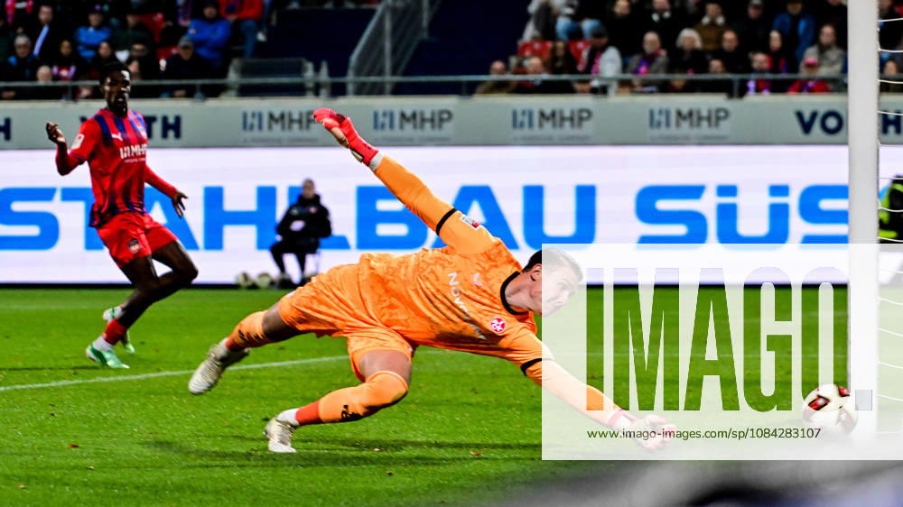 GER, Fussball, Herren, 2. Bundesliga, 7. Spieltag, 1. FC Heidenheim vs 1. FC Kaiserslautern Julian Krahl (Kaiserslautern, 1) lenkt den Ball um den Pfosten Heidenheim Voith-Arena Baden-Württemberg Deutschland