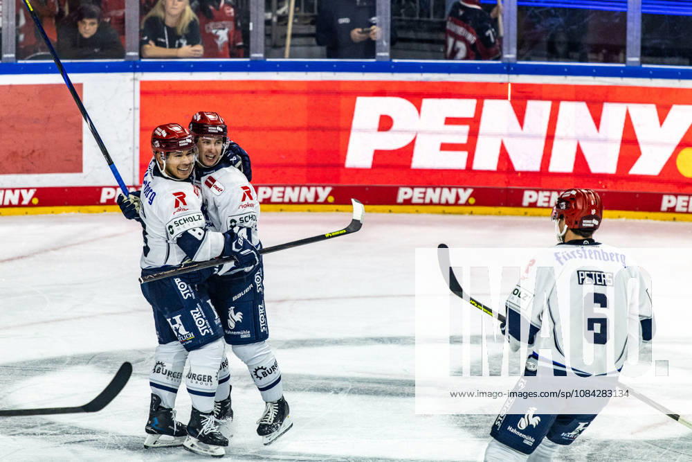 Curtis Valk (Schwenninger Wild Wings, 14) und Austin Ortega (Schwenninger Wild Wings, 08) jubeln nach dem Tor von Curtis Valk (Schwenninger Wild Wings, 14) Austin Ortega (Schwenninger Wild Wings, 08) und Curtis Valk (Schwenninger Wild Wings, 14) jubeln Koelner Haie vs. Schwenninger Wild Wings, Eishockey, Penny DEL, Spieltag 07, 2026 2027, 09.10.2026 Koelner Haie vs. Schwenninger Wild Wings, Eishockey, Penny DEL, Spieltag 07, 2026 2027, 09.10.2026 Koeln