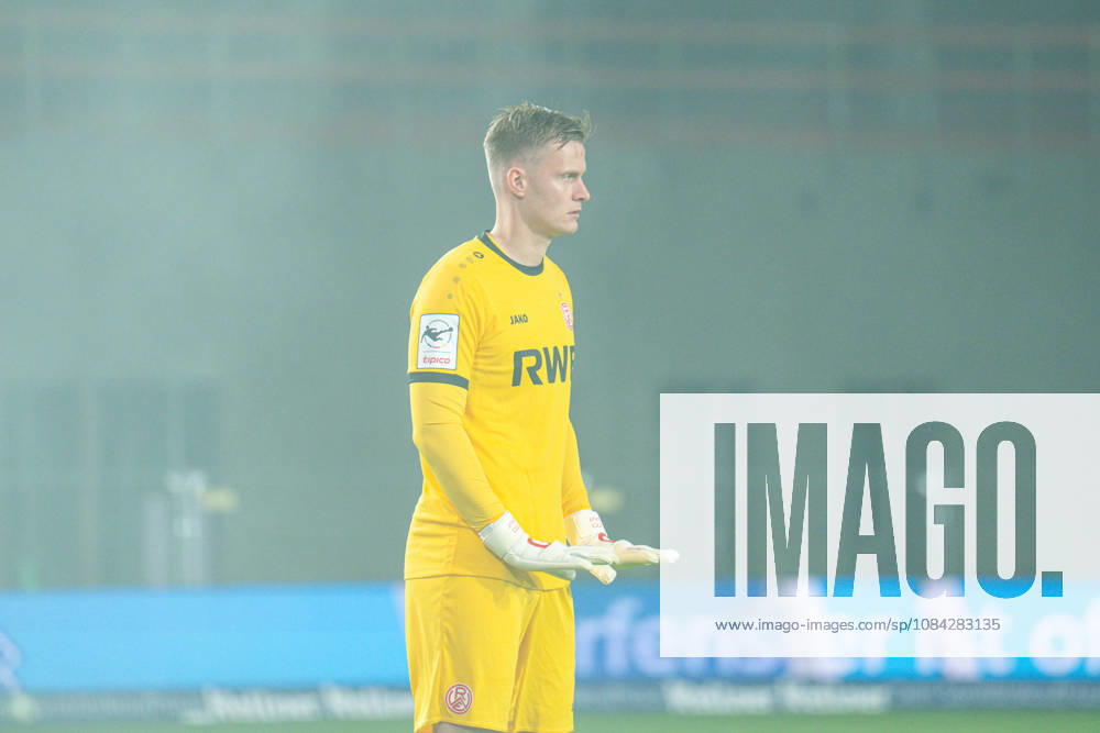 3. Liga, 8. Spieltag, SC Preußen Münster vs. Rot-Weiss Essen im LVM-Preußenstadion. Jakob Golz (Essen) mit ruhiger Bewegung WICHTIGER HINWEIS: Gemäß den Vorgaben des DFB und der DFL ist es untersagt, in dem Stadion und oder vom Spiel angefertigte Fotoaufnahmen in Form von Sequenzbildern und oder videoähnlichen Fotostrecken zu verwerten bzw. verwerten zu lassen.