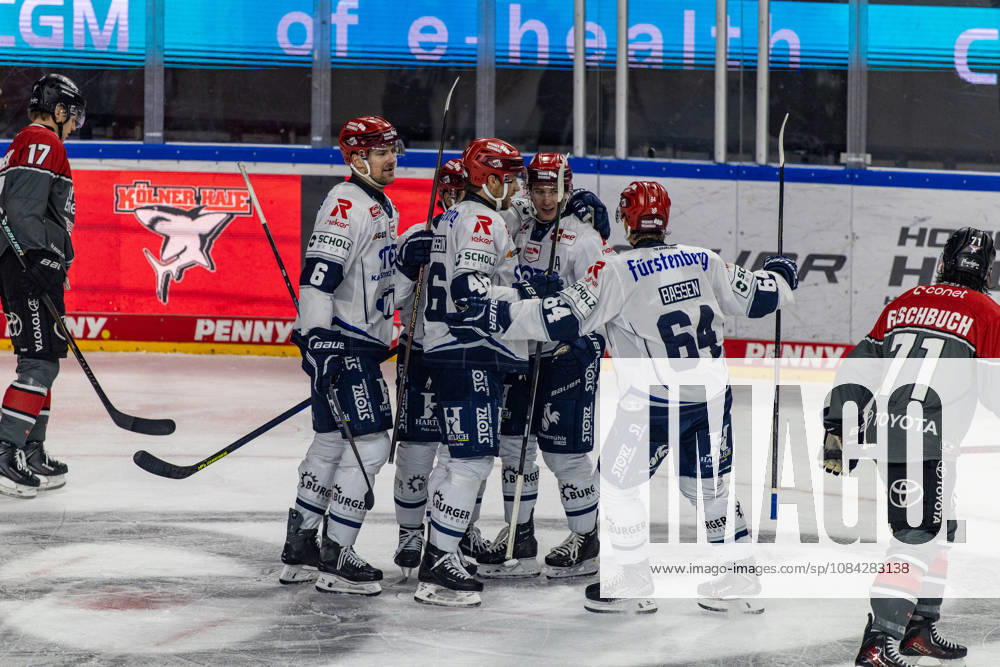 Boaz Bassen (Schwenninger Wild Wings, 64), Alexander Peters (Schwenninger Wild Wings, 06), bejubelt mit Curtis Valk (Schwenninger Wild Wings, 14) sein Tor zum 0:1 Koelner Haie vs. Schwenninger Wild Wings, Eishockey, Penny DEL, Spieltag 07, 2026 2027, 09.10.2026 Koelner Haie vs. Schwenninger Wild Wings, Eishockey, Penny DEL, Spieltag 07, 2026 2027, 09.10.2026 Koeln