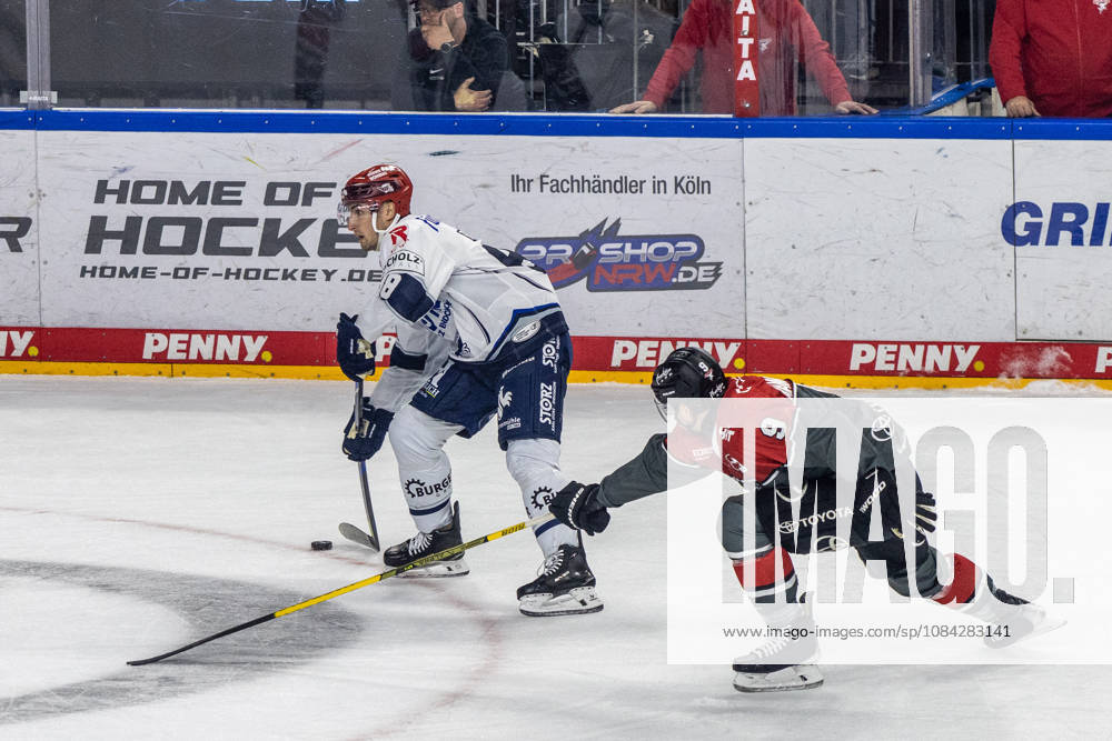 William Weber (Schwenninger Wild Wings, 78) vs Maximilian Kammerer (Koelner Haie, 09) Koelner Haie vs. Schwenninger Wild Wings, Eishockey, Penny DEL, Spieltag 07, 2026 2027, 09.10.2026 Koelner Haie vs. Schwenninger Wild Wings, Eishockey, Penny DEL, Spieltag 07, 2026 2027, 09.10.2026 Koeln