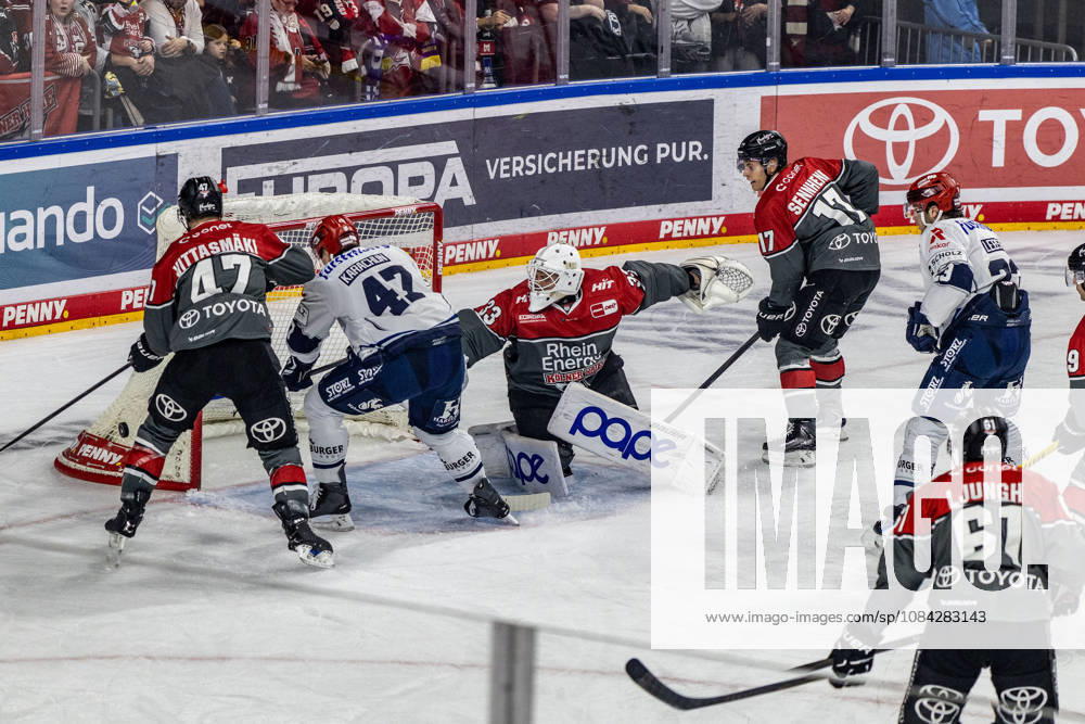 Alexander Karachun (Schwenninger Wild Wings, 47) vs Veli-Matti Vittasmaki (Koelner Haie, 47), Nico Wiens (Koelner Haie, 33), Jan Luca Sennhenn (Koelner Haie, 17), Reed Lebster (Schwenninger Wild Wings, 23) Koelner Haie vs. Schwenninger Wild Wings, Eishockey, Penny DEL, Spieltag 07, 2026 2027, 09.10.2026 Koelner Haie vs. Schwenninger Wild Wings, Eishockey, Penny DEL, Spieltag 07, 2026 2027, 09.10.2026 Koeln
