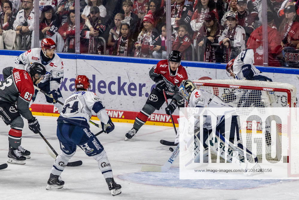Joacim Eriksson (Schwenninger Wild Wings, 60) Boaz Bassen (Schwenninger Wild Wings, 64) vs Gregor MacLeod (Koelner Haie, 89), Patrick Russell (Koelner Haie, 63) Koelner Haie vs. Schwenninger Wild Wings, Eishockey, Penny DEL, Spieltag 07, 2026 2027, 09.10.2026 Koelner Haie vs. Schwenninger Wild Wings, Eishockey, Penny DEL, Spieltag 07, 2026 2027, 09.10.2026 Koeln