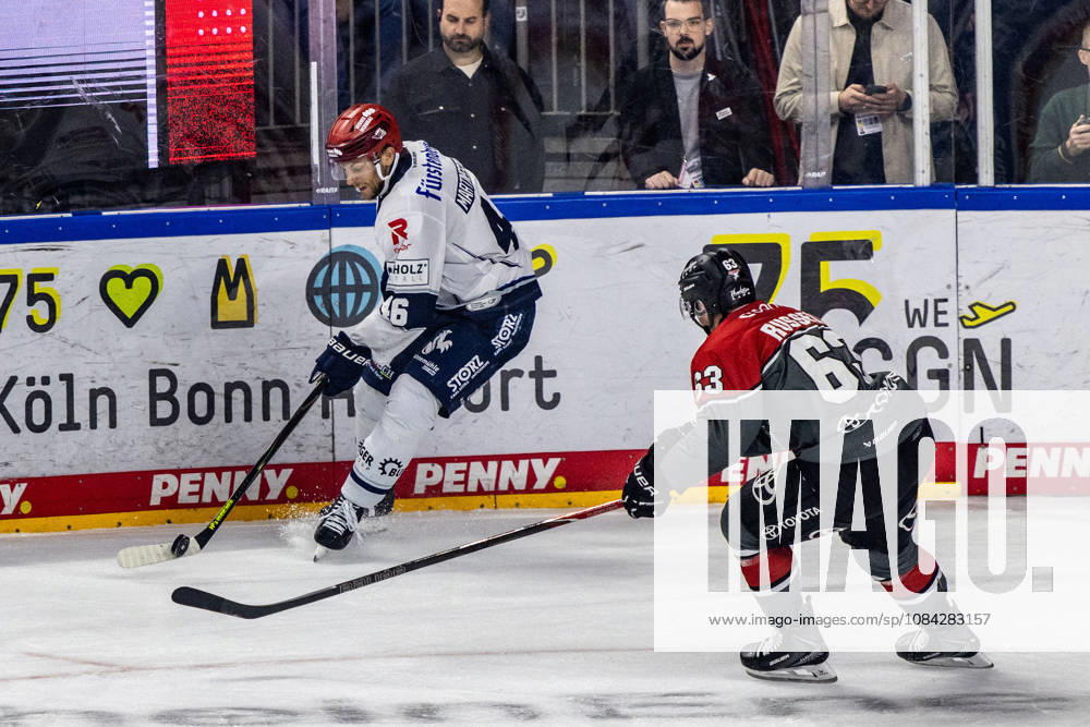 Eric Martinsson (Schwenninger Wild Wings, 46) vs Patrick Russell (Koelner Haie, 63) Koelner Haie vs. Schwenninger Wild Wings, Eishockey, Penny DEL, Spieltag 07, 2026 2027, 09.10.2026 Koelner Haie vs. Schwenninger Wild Wings, Eishockey, Penny DEL, Spieltag 07, 2026 2027, 09.10.2026 Koeln