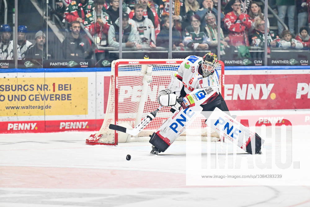 Penny DEL; Augsburger Panther - Fischtown Pinguins, 09.10.2026 aUGSBURG, GERMANY; 09. OCTOBER: am Puck Kristers GUDLEVSKIS (Fischtwon Pinguins 30) während dem Match der Penny DEL zwischen den Augsburger Panthern und den Fischtown Pinguins am 7. Spieltag im Curt Frenzel Stadion