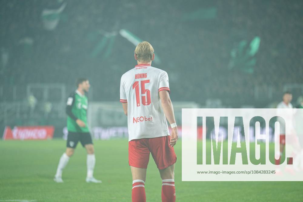 3. Liga, 8. Spieltag, SC Preußen Münster vs. Rot-Weiss Essen im LVM-Preußenstadion. Ben Hüning (Essen) mit Nummer von hinten WICHTIGER HINWEIS: Gemäß den Vorgaben des DFB und der DFL ist es untersagt, in dem Stadion und oder vom Spiel angefertigte Fotoaufnahmen in Form von Sequenzbildern und oder videoähnlichen Fotostrecken zu verwerten bzw. verwerten zu lassen.