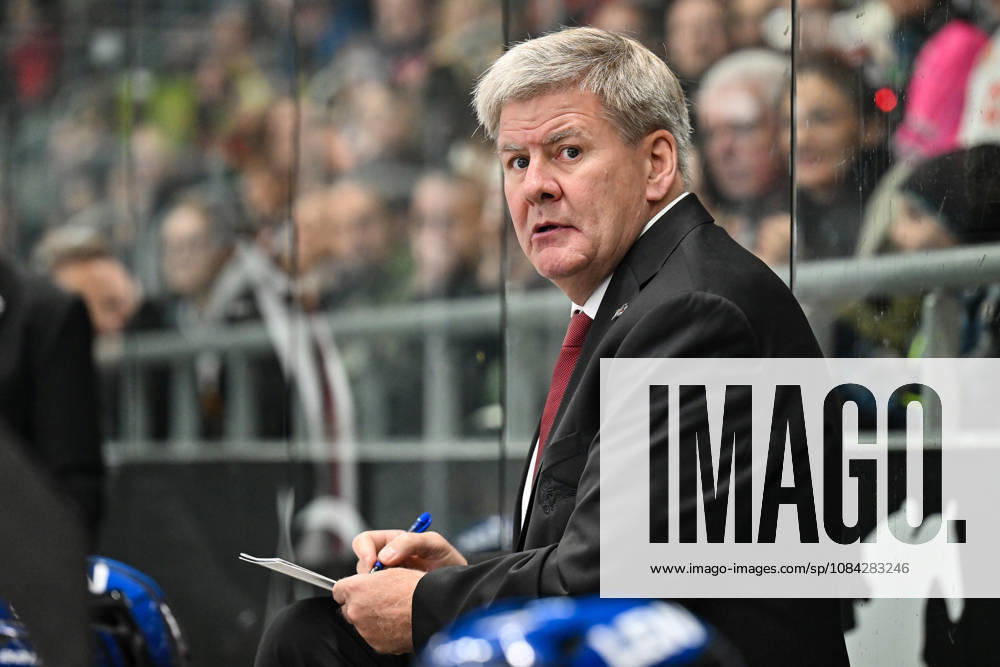 Penny DEL; Augsburger Panther - Fischtown Pinguins, 09.10.2026 aUGSBURG, GERMANY; 09. OCTOBER: im Bild Bill PETERS Headcoach Augsburger Panther während dem Match der Penny DEL zwischen den Augsburger Panthern und den Fischtown Pinguins am 7. Spieltag im Curt Frenzel Stadion