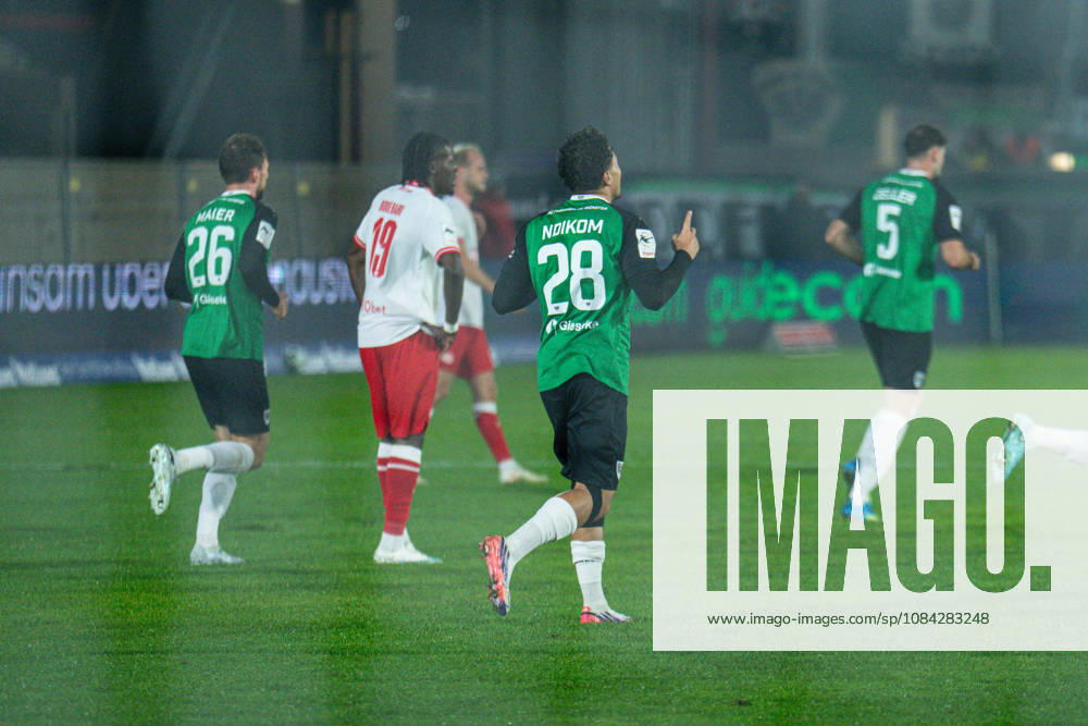 3. Liga, 8. Spieltag, SC Preußen Münster vs. Rot-Weiss Essen im LVM-Preußenstadion. Torschütze zum 1 zu 0 - Montell Ndikom (Münster) hier mit dem Jubel nach oben WICHTIGER HINWEIS: Gemäß den Vorgaben des DFB und der DFL ist es untersagt, in dem Stadion und oder vom Spiel angefertigte Fotoaufnahmen in Form von Sequenzbildern und oder videoähnlichen Fotostrecken zu verwerten bzw. verwerten zu lassen.