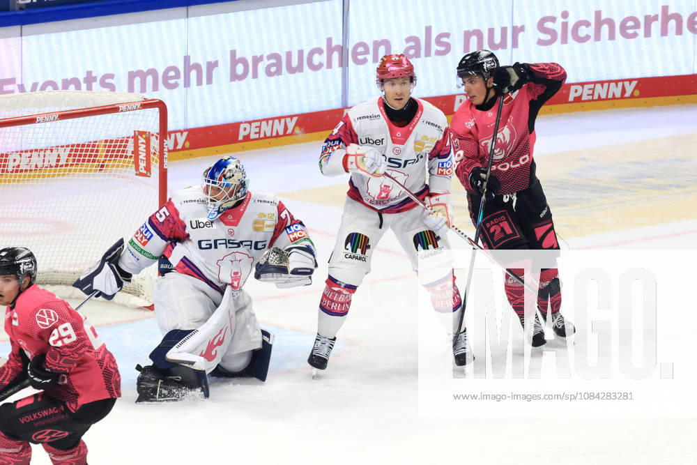 DEU, GER, Eishockey, Spieltag, Saison 2026 27, Berlin, Eisbaeren Berlin vs. Grizzly Wolfsburg Jonas Neffin ( Eisbaeren Berlin 75 ), Adam Smith ( Eisbaeren Berlin 4 ), Matt Choupani ( Grizzly Wolfsburg 89 ), nordphoto GmbH Engler Stadt Uber-Arena Bundesland Land