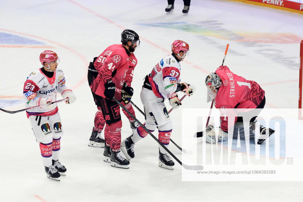 DEU, GER, Eishockey, Spieltag, Saison 2026 27, Berlin, Eisbaeren Berlin vs. Grizzly Wolfsburg Rihards Griva ( Eisbaeren Berlin 23 ), Markus Vikingstad ( Eisbaeren Berlin 37 ), Dustin Strahlmeier ( Grizzly Wolfsburg 1 ), Julian Melchiori ( Grizzly Wolfsburg 44 ), Julius Ramoser ( Grizzly Wolfsburg 50 ) nordphoto GmbH Engler Stadt Uber-Arena Bundesland Land