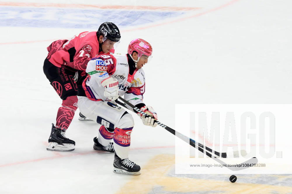 DEU, GER, Eishockey, Spieltag, Saison 2026 27, Berlin, Eisbaeren Berlin vs. Grizzly Wolfsburg Frederik Tiffels ( Eisbaeren Berlin 95 ), Phil Hungerecker ( Grizzly Wolfsburg 94 ) nordphoto GmbH Engler Stadt Uber-Arena Bundesland Land