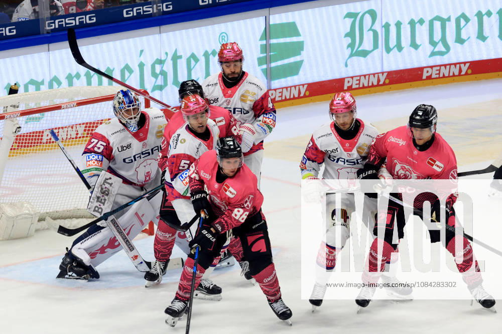 DEU, GER, Eishockey, Spieltag, Saison 2026 27, Berlin, Eisbaeren Berlin vs. Grizzly Wolfsburg Jonas Neffin ( Eisbaeren Berlin 75 ), Eisbaeren-Spielerkreis, Wolfsburger-Spieler-Kreis, Adam Smith ( Eisbaeren Berlin 4 ). Markus Vikingstad ( Eisbaeren Berlin 37 ), w75 , Chris Wilkie ( Grizzly Wolfsburg 84 ) nordphoto GmbH Engler Stadt Uber-Arena Bundesland Land