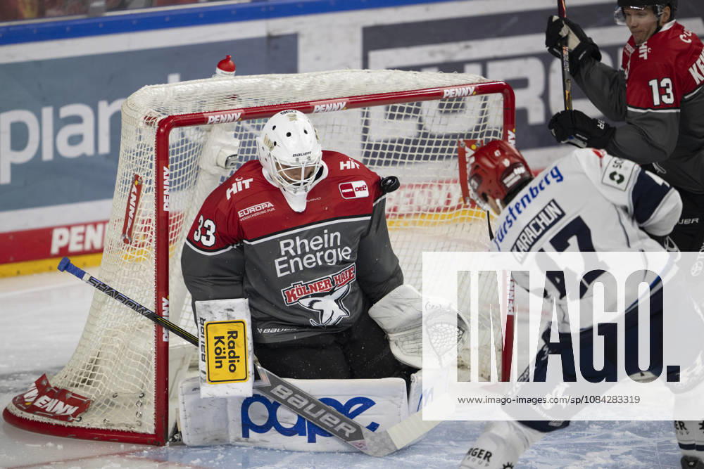 PENNY DEL 1; Kölner Haie - Schwenninger Wild Wings; Köln, 09.10.2026 Nico Wiens (Kölner Haie, Torwart, 33); Alexander Karachun (Schwenninger Wild Wings, Sturm, 47); PENNY DEL 1; Kölner Haie - Schwenninger Wild Wings am 09.10.2026 in der KA2 in Köln (Deutschland).