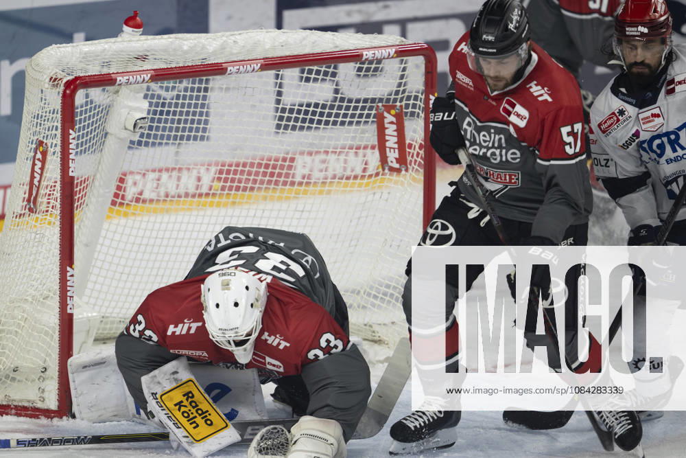 PENNY DEL 1; Kölner Haie - Schwenninger Wild Wings; Köln, 09.10.2026 Nico Wiens (Kölner Haie, Torwart, 33); Brady Austin (Kölner Haie, Verteidigung, 57); PENNY DEL 1; Kölner Haie - Schwenninger Wild Wings am 09.10.2026 in der KA2 in Köln (Deutschland).