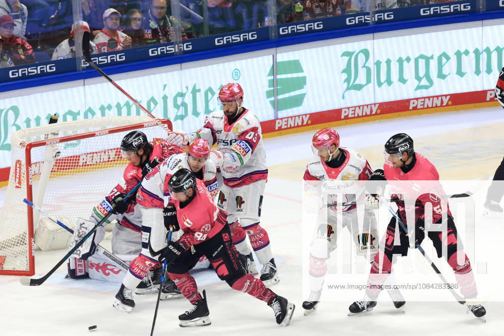 DEU, GER, Eishockey, Spieltag, Saison 2026 27, Berlin, Eisbaeren Berlin vs. Grizzly Wolfsburg Jonas Neffin ( Eisbaeren Berlin 75 ), Eisbaeren-Spielerkreis, Wolfsburger-Spieler-Kreis, Adam Smith ( Eisbaeren Berlin 4 ). Markus Vikingstad ( Eisbaeren Berlin 37 ), w75 , Chris Wilkie ( Grizzly Wolfsburg 84 ) nordphoto GmbH Engler Stadt Uber-Arena Bundesland Land