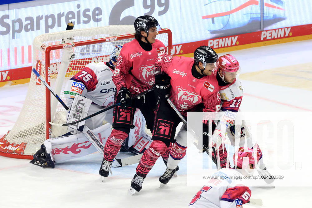 DEU, GER, Eishockey, Spieltag, Saison 2026 27, Berlin, Eisbaeren Berlin vs. Grizzly Wolfsburg Jonas Neffin ( Eisbaeren Berlin 75 ), Eric Mik ( Eisbaeren Berlin 12 ), Leo Hafenrichter ( Grizzly Wolfsburg 29 ), w nordphoto GmbH Engler Stadt Uber-Arena Bundesland Land