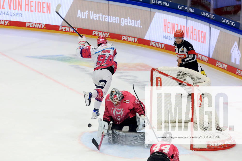 DEU, GER, Eishockey, Spieltag, Saison 2026 27, Berlin, Eisbaeren Berlin vs. Grizzly Wolfsburg Liam Kirk ( Eisbaeren Berlin 94 ), Dustin Strahlmeier ( Grizzly Wolfsburg 1 ) nordphoto GmbH Engler Stadt Uber-Arena Bundesland Land