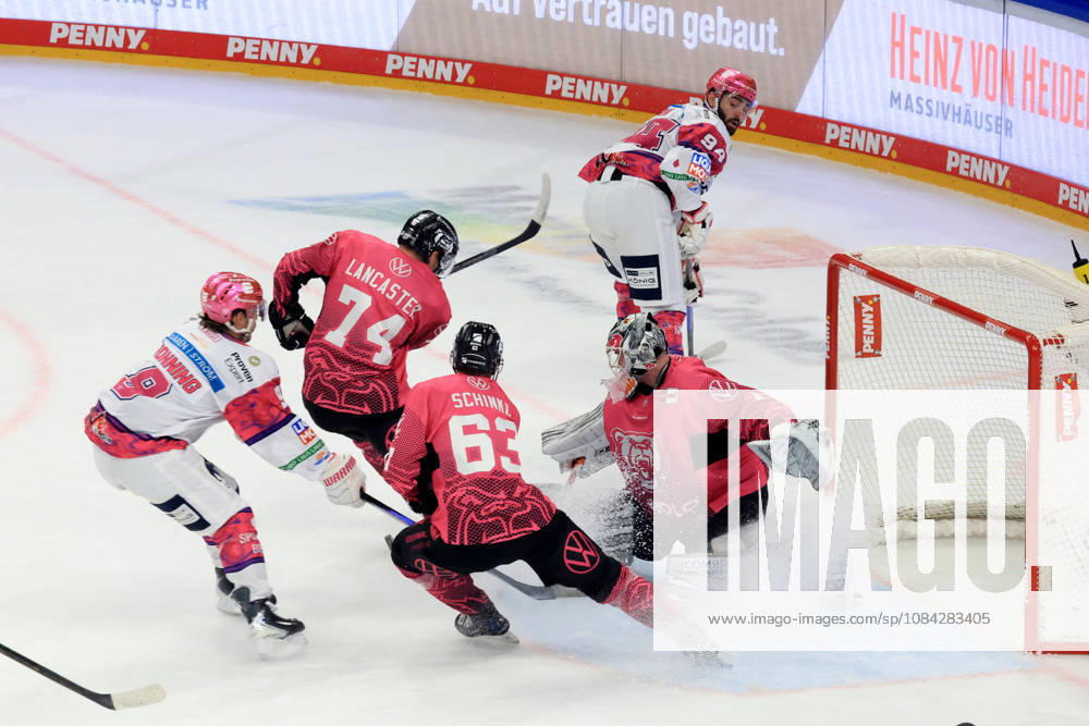 DEU, GER, Eishockey, Spieltag, Saison 2026 27, Berlin, Eisbaeren Berlin vs. Grizzly Wolfsburg Liam Kirk ( Eisbaeren Berlin 94 ), Ty Ronning ( Eisbaeren Berlin 9 ), Dustin Strahlmeier ( Grizzly Wolfsburg 1 ), Les Lancester ( Grizzly Wolfsburg 74 ), Luis Schinko ( Grizzly Wolfsburg 63 ) nordphoto GmbH Engler Stadt Uber-Arena Bundesland Land