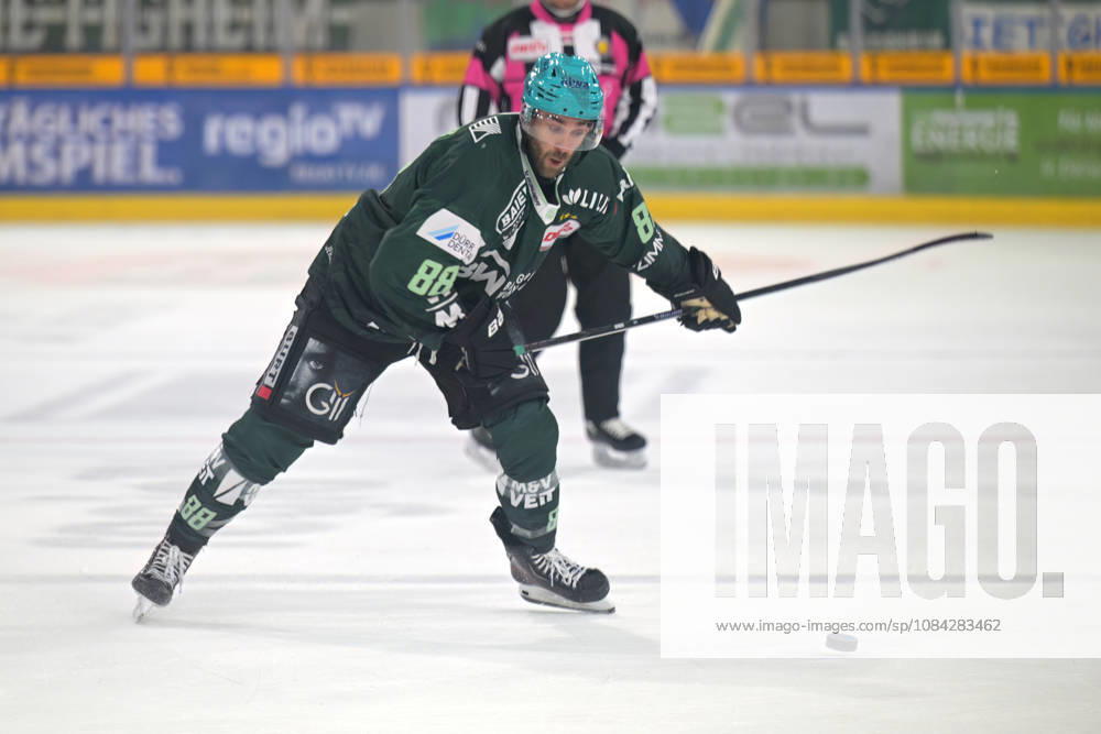 Tim Bender (Bietigheim Steelers, 88) am Puck Bietigheim Steelers vs. EC Bad Nauheim , Eishockey, DEL 2, 07.Hauptrundenspiel, Saison 2026 2027, 09.10.2026 Bietigheim Steelers vs. EC Bad Nauheim , Eishockey, DEL 2, 07.Hauptrundenspiel, Saison 2026 2027, 09.10.2026 Bietigheim