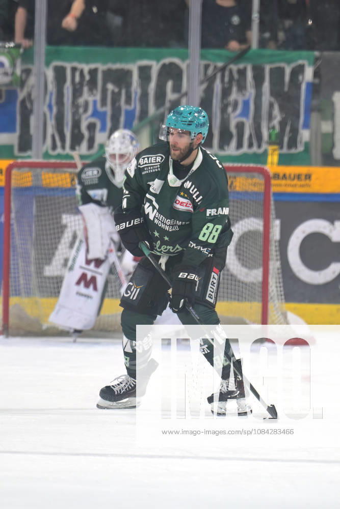 Tim Bender (Bietigheim Steelers, 88) am Puck Bietigheim Steelers vs. EC Bad Nauheim , Eishockey, DEL 2, 07.Hauptrundenspiel, Saison 2026 2027, 09.10.2026 Bietigheim Steelers vs. EC Bad Nauheim , Eishockey, DEL 2, 07.Hauptrundenspiel, Saison 2026 2027, 09.10.2026 Bietigheim