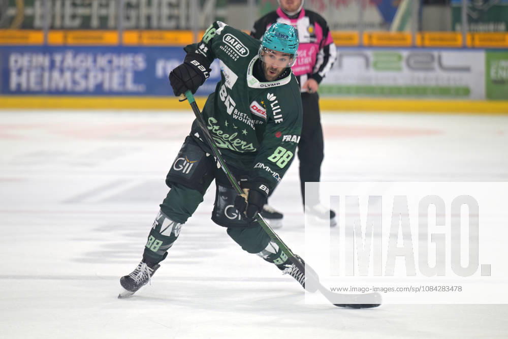 Tim Bender (Bietigheim Steelers, 88) am Puck Bietigheim Steelers vs. EC Bad Nauheim , Eishockey, DEL 2, 07.Hauptrundenspiel, Saison 2026 2027, 09.10.2026 Bietigheim Steelers vs. EC Bad Nauheim , Eishockey, DEL 2, 07.Hauptrundenspiel, Saison 2026 2027, 09.10.2026 Bietigheim
