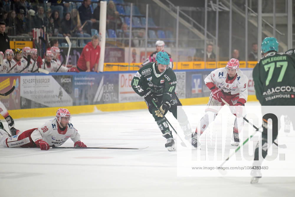David Cerny (Bietigheim Steelers, 10) am Puck im Zweikampf mit Pierre Preto (EC Bad Nauheim, 36) und Allan McPherson (EC Bad Nauheim, 09) Bietigheim Steelers vs. EC Bad Nauheim , Eishockey, DEL 2, 07.Hauptrundenspiel, Saison 2026 2027, 09.10.2026 Bietigheim Steelers vs. EC Bad Nauheim , Eishockey, DEL 2, 07.Hauptrundenspiel, Saison 2026 2027, 09.10.2026 Bietigheim